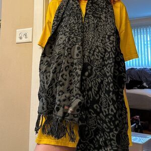 Boutique Cashmere Black and Grey Skull Print Scarf GUC
